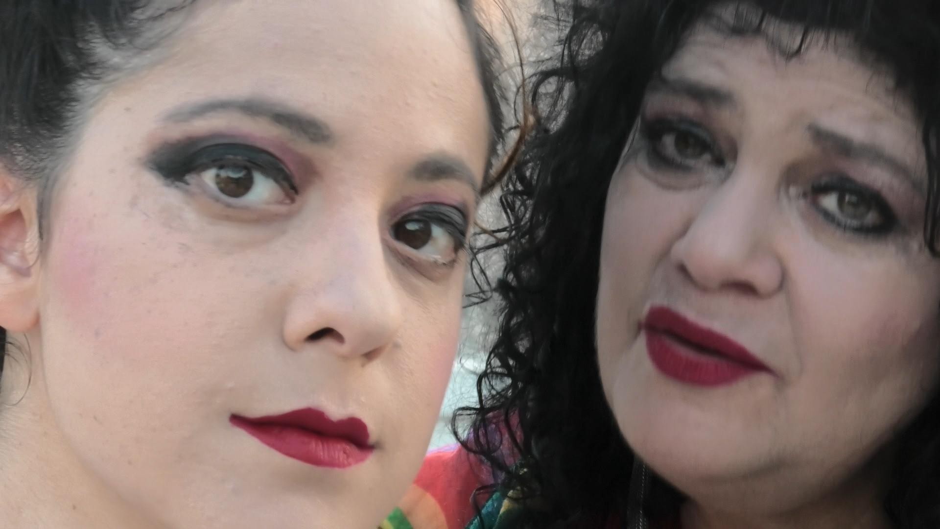 תמונת סטילס אופקית ספק ילדה ספק אישה: אלה ודפנה ארמוני
