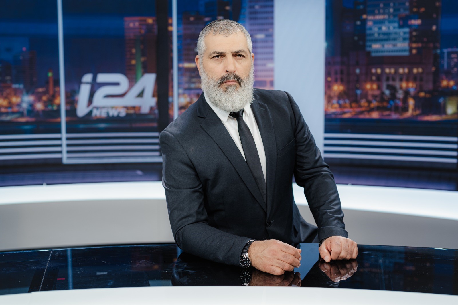 תמונת סטילס אופקית הערביסטים עם צבי יחזקאלי